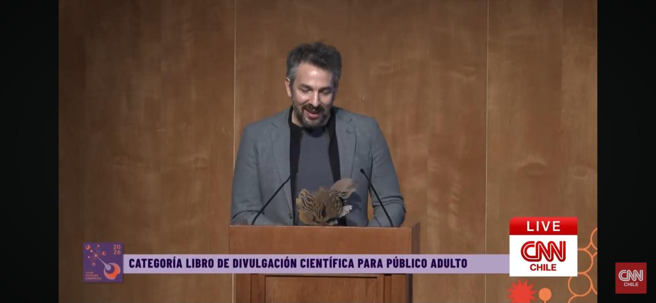 Abel Wajnerman Paz speaking at the Premio Cultura Científica ceremony